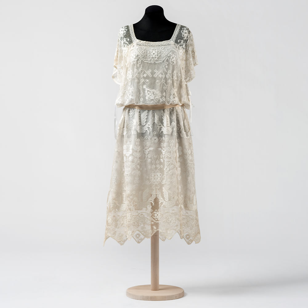 Abito da giorno di Virginia Nieri Fineschi  Italia, 1926 ca. Filet di cotone ricamato in cotone Prato, Museo del Tessuto, inv. n. 20.04.74a  Foto Salvini. Archivio Museo del Tessuto