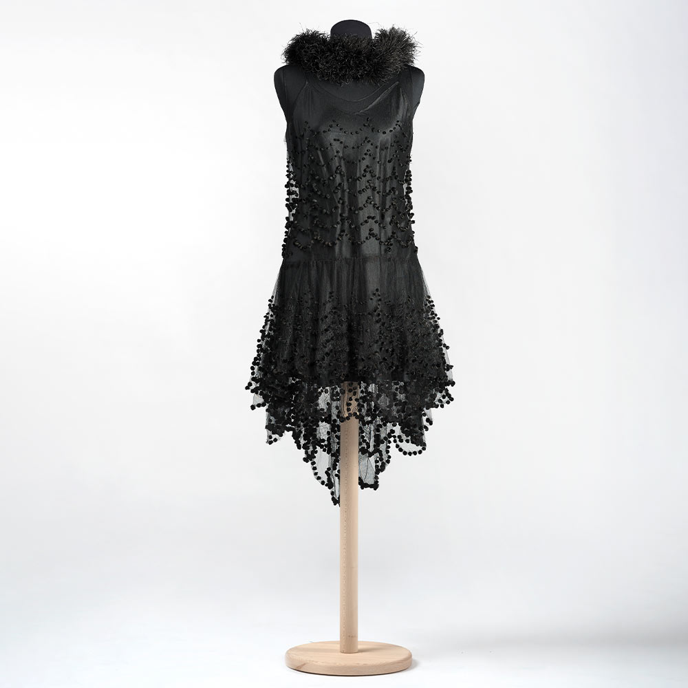 Abito da sera con boa di Maria Bessi Nieri  Italia o Francia, sec. XX, 1925 ca. Tulle di seta con pompon; piume di struzzo Prato, Museo del Tessuto, inv. nn. 20.04.48a/c  Foto Salvini. Archivio Museo del Tessuto