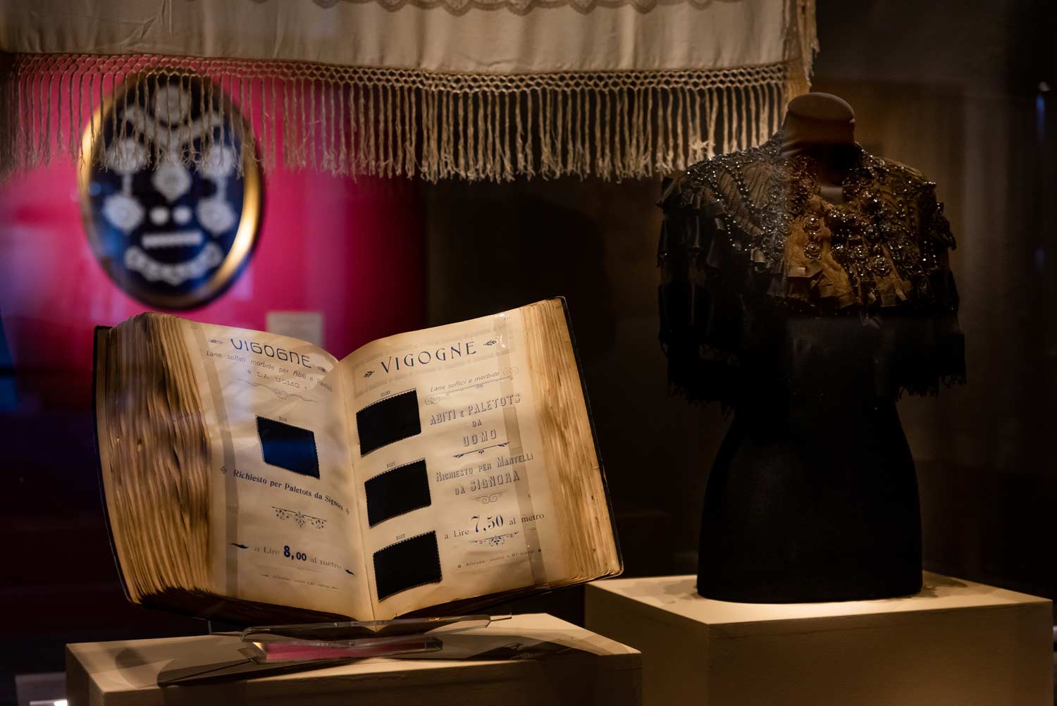Allestimento della mostra Novecento Elegante al Museo del Tessuto di Prato