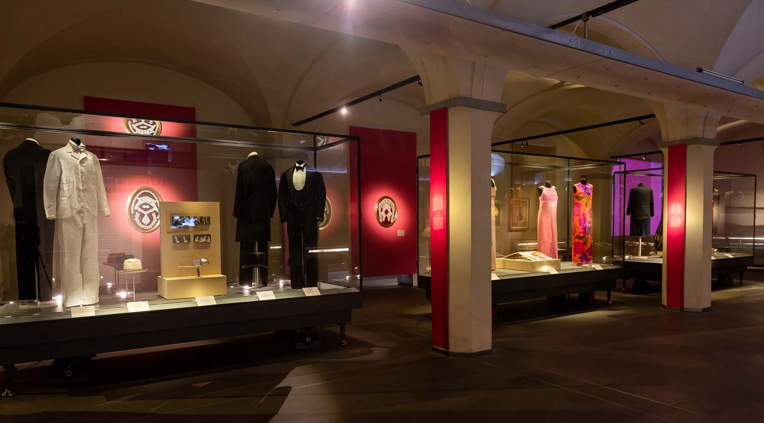 Allestimento della mostra Novecento Elegante al Museo del Tessuto di Prato