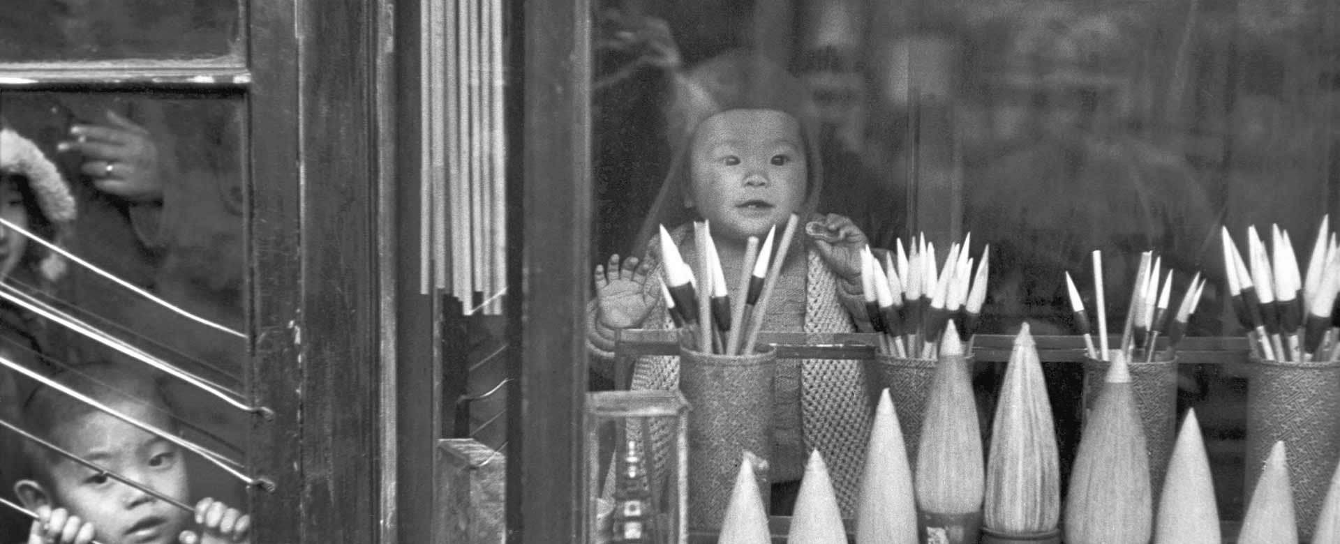 In Lui Chi Chang, la via dei negozi di antiquariato, la vetrina di un venditore di pennelli, Pechino (dicembre 1948)