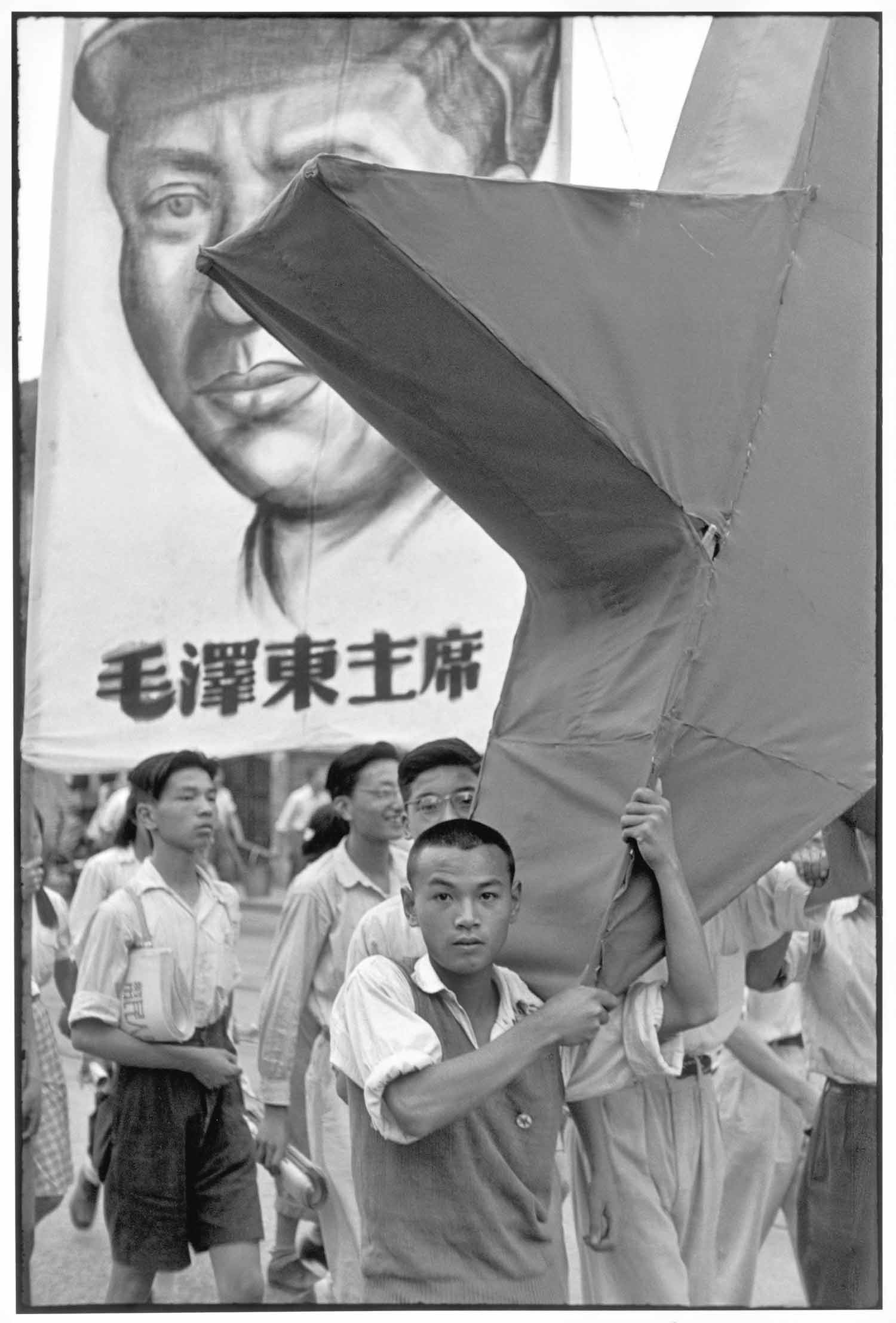 Sfilata di studenti, con un ritratto di Mao Zedong e la stella rossa, Shanghai (12 giugno 1949)