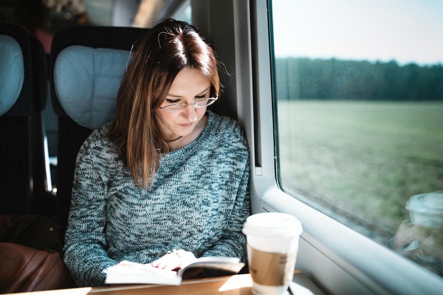 Persona che legge in treno