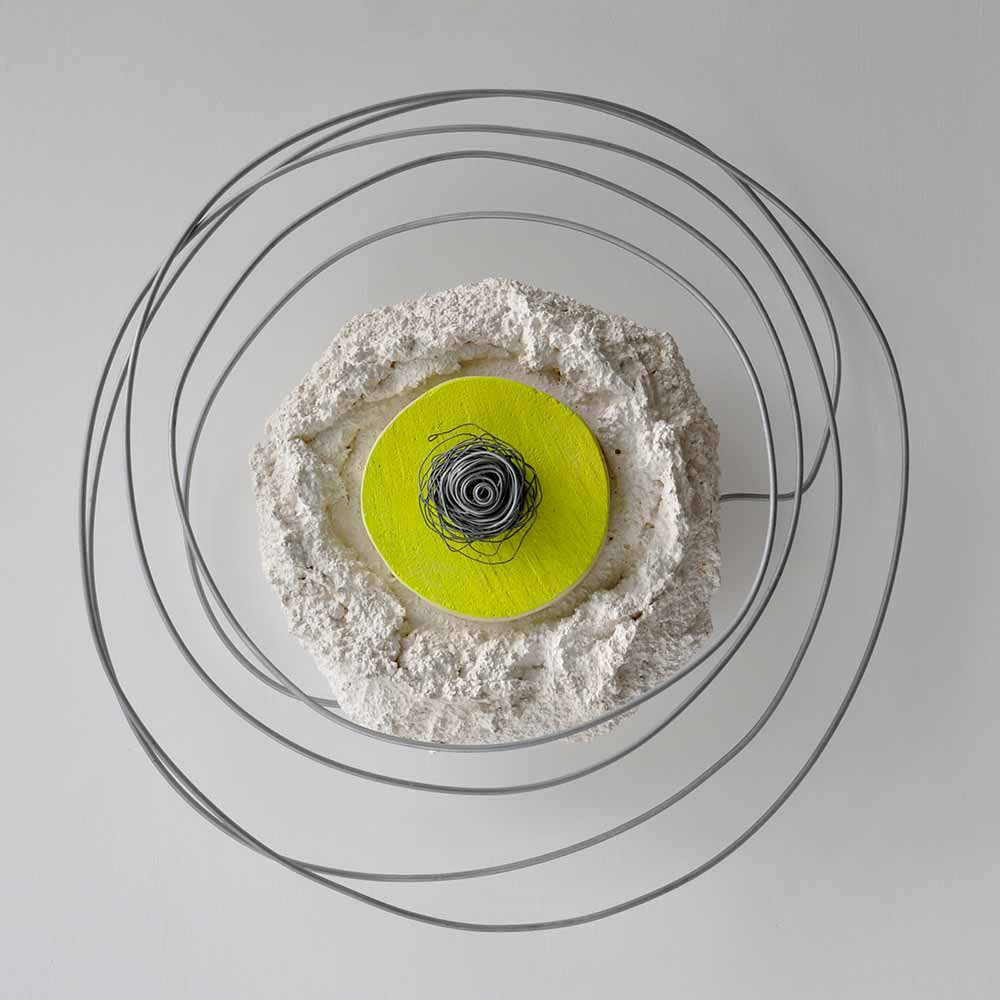 Salvatore Sava, Fiore del Salento, 2019, cemento, pietra leccese, ferro zincato e smalto, diametro 52 cm