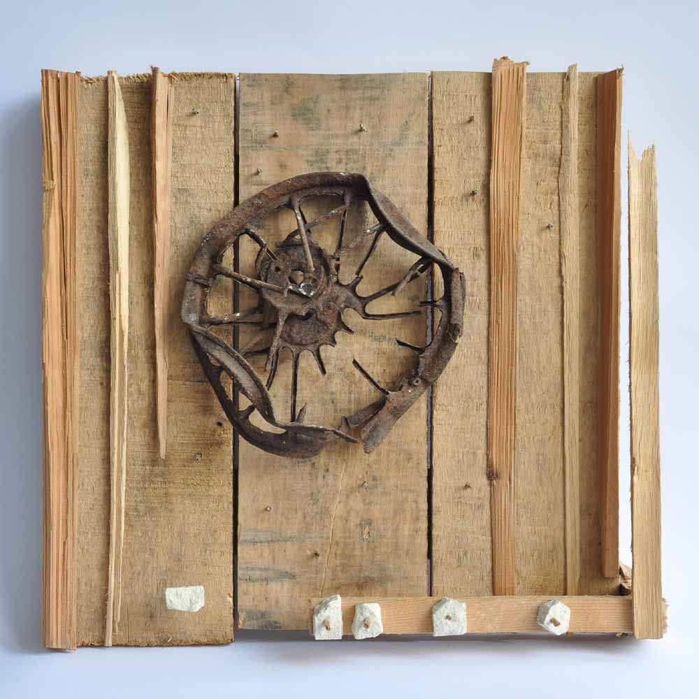 Salvatore Sava, La ruota dei ricordi, 1999, ferro, pietra leccese e legno, 40 x 43 x 12 cm