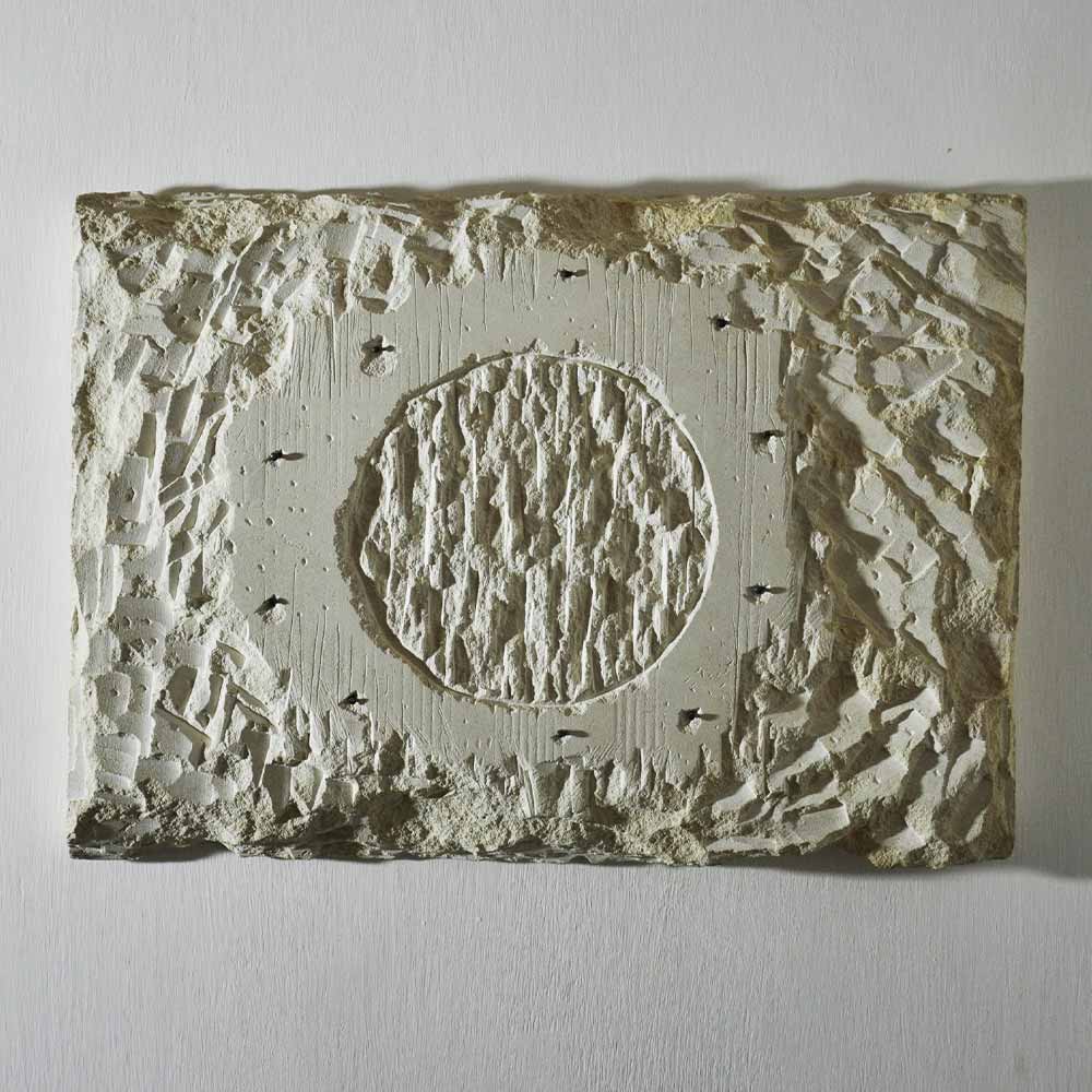 Salvatore Sava, Magica luna - La lettera, 1996, pietra leccese e ferro, 37 x 51 x 5 cm