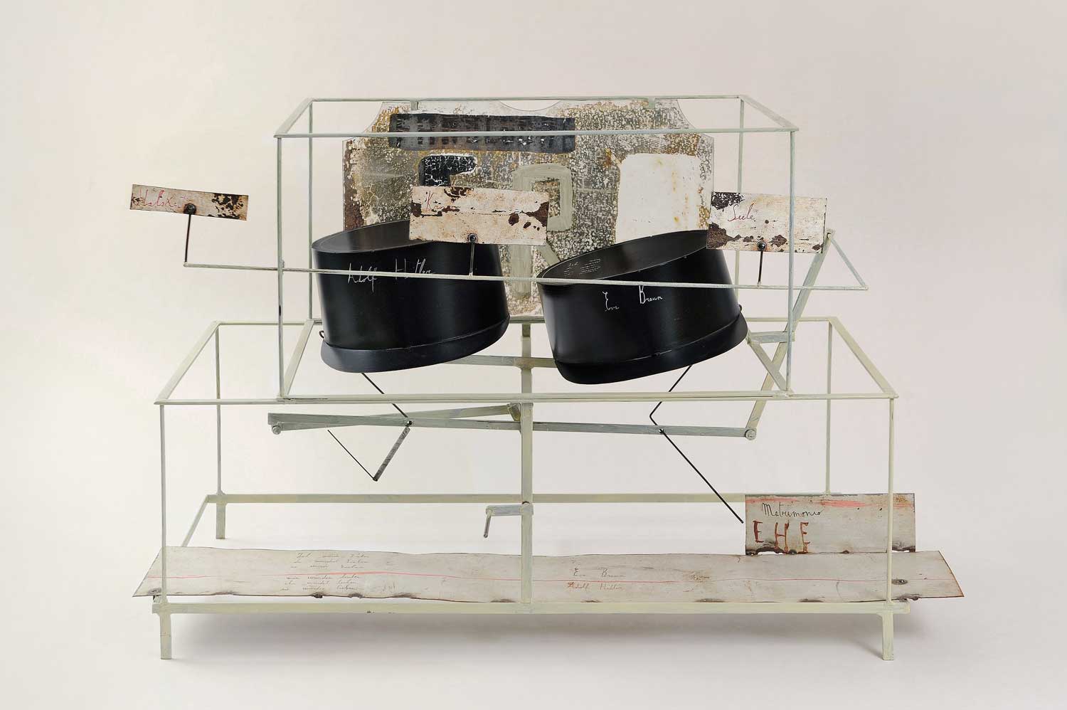 Francesco Bocchini, Le nozze di Eva e Adolf (2010), meccanismo a basamento, vetro, lamiera di ferro,colore a olio, 60x44x61 cm
