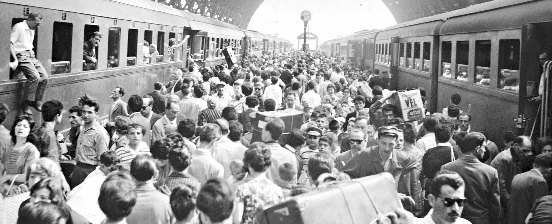 Folla in partenza per le vacanze sulla banchina alla Stazione Centrale di Milano (luglio 1961)