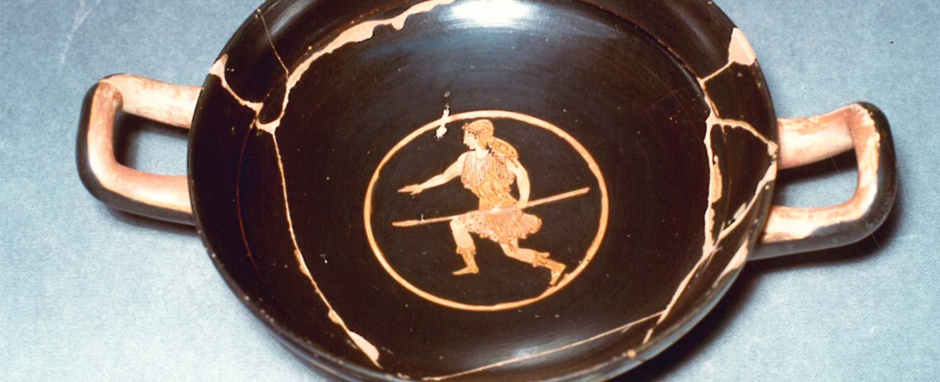 Coppa a figure rosse, di produzione attica; nel tondo Bendis, dea della vegetazione e degli animali. 440-430 a.C.