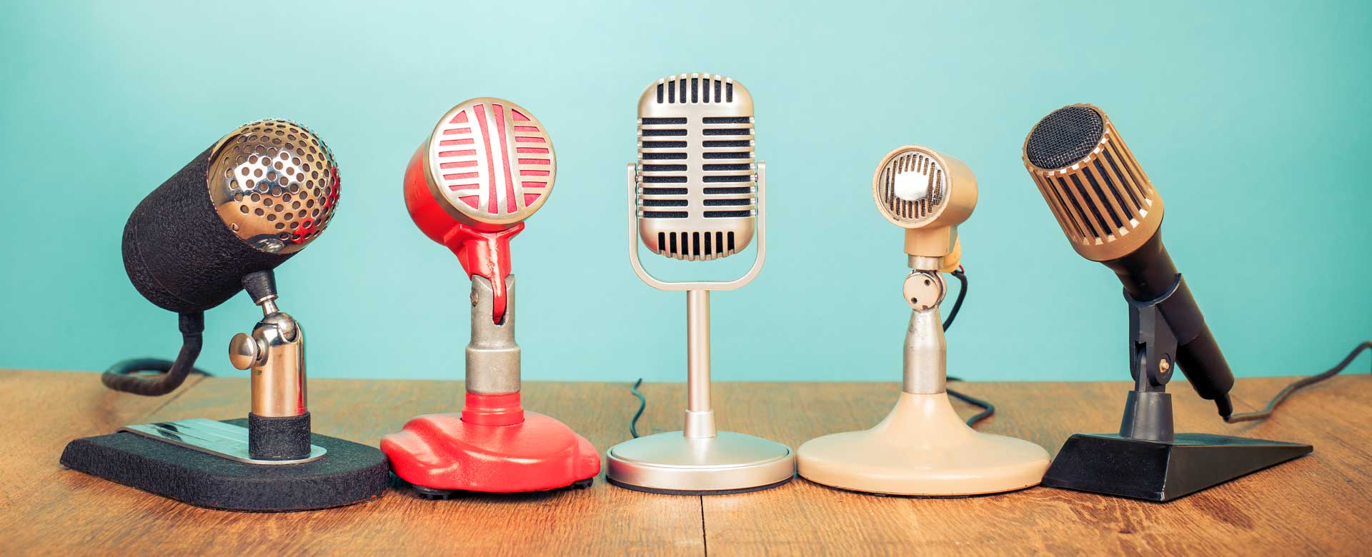 Microfoni radio su un tavolo