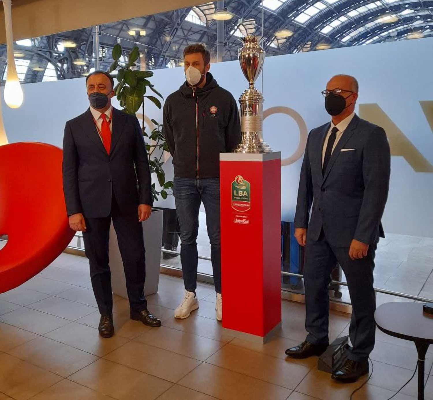 Pietro Diamantini, Direttore Business AV, Nicolò Melli, capitano dell’Olimpia Milano e Umberto Gandini, presidente della Lega Basket nel FrecciaLounge della stazione di Milano Centrale con la coppa della Frecciarossa Final Eight 2022