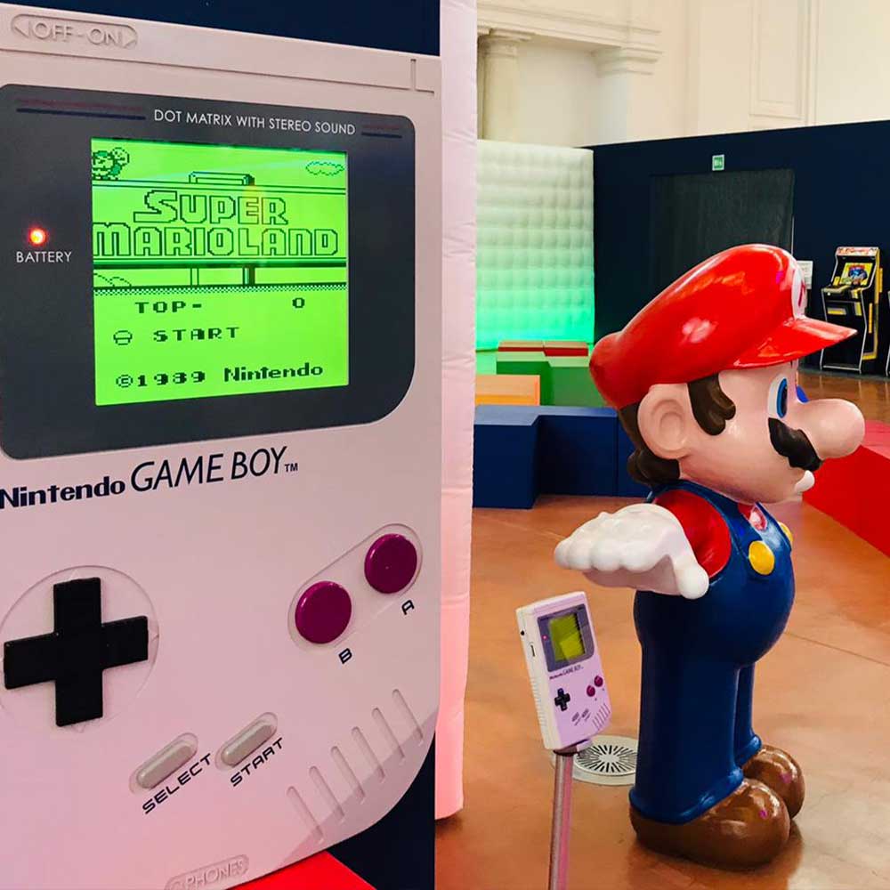 Allestimento della mostra Videogames. The exhibition con ricostruzione di Super Mario Bros