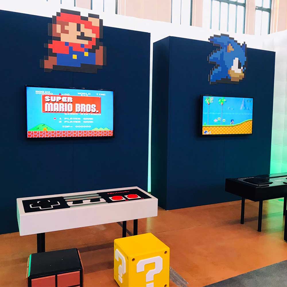 Postazioni di gioco per Super Mario Bros e Sonic alla mostra Videogames. The exhibition