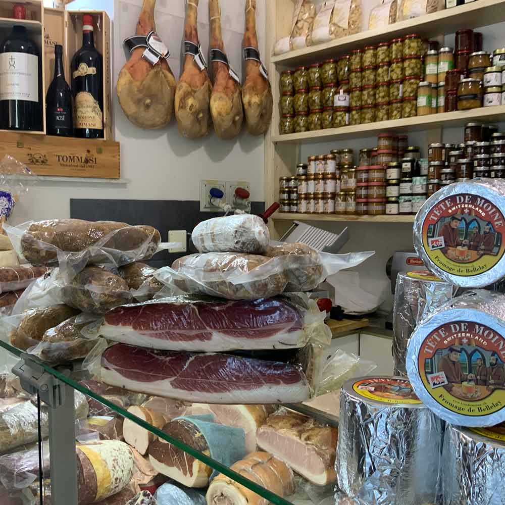 Interno del locale la Drogheria del Buongusto