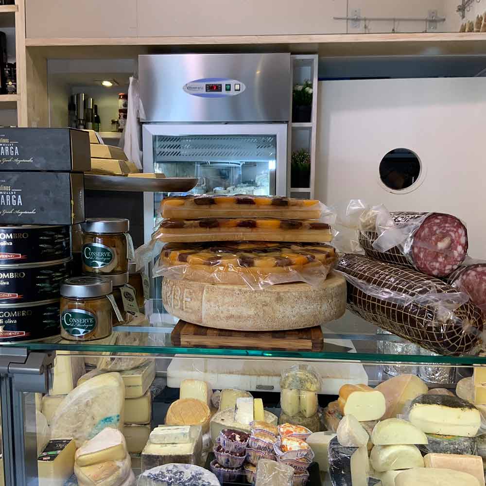 Interno del locale la Drogheria del Buongusto