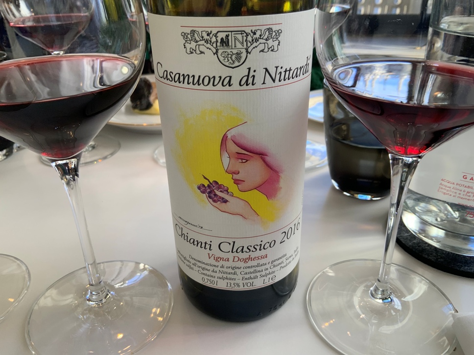 Bottiglia e calici di vino