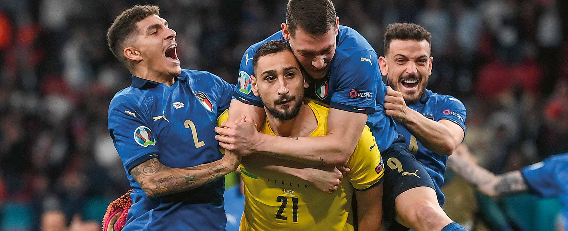 Londra, Regno Unito (11 luglio) Gianluigi Donnarumma abbracciato dai compagni dopo aver parato l’ultimo rigore della Nazionale inglese