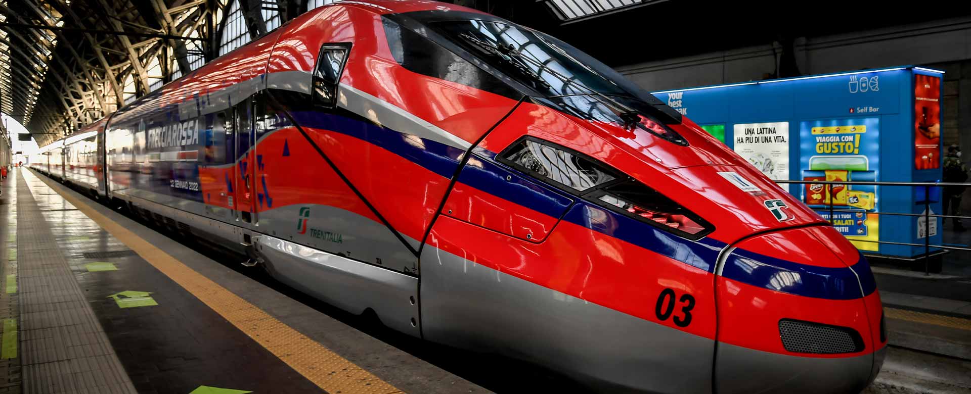 Il Frecciarossa 1000 con speciale livrea per la Supercoppa Italiana Frecciarossa alle spalle di Christian Vieri e Alessandro Del Piero con il trofeo tra le mani