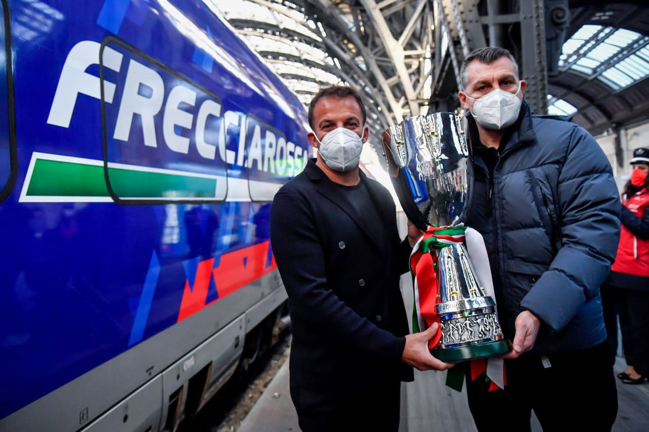 Il Frecciarossa 1000 con speciale livrea per la Supercoppa Italiana Frecciarossa alle spalle di Christian Vieri e Alessandro Del Piero