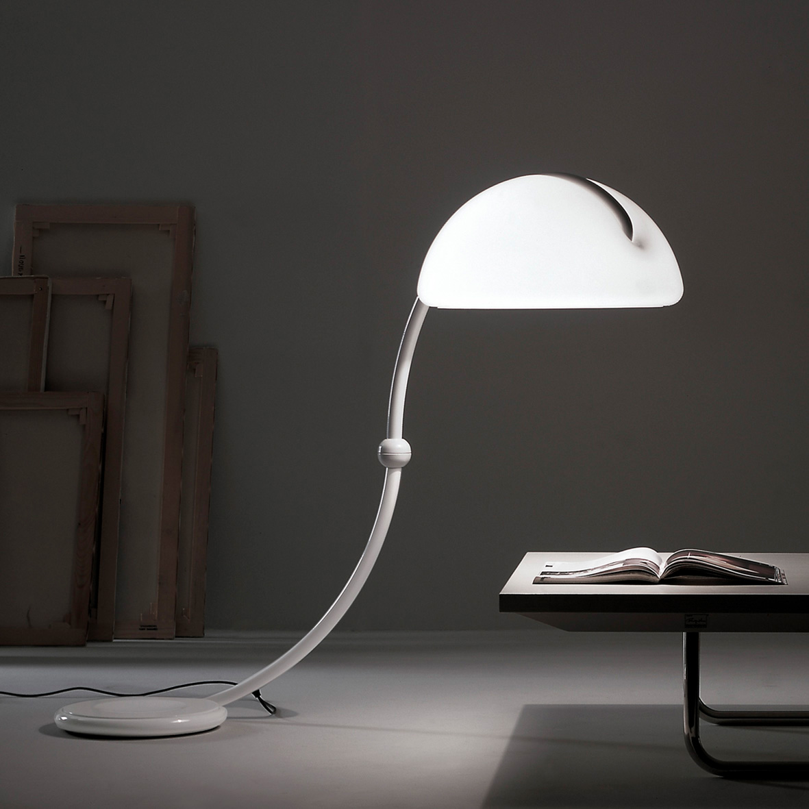 Elio Martinelli, Serpente Lampada da terra; progetto originale per Martinelli Luce del 1965 Dimensioni: base ø 55, h 120 cm Materiali: struttura in metallo verniciato, diffusore in metacrilato opalino bianco. Martinelli Luce 
