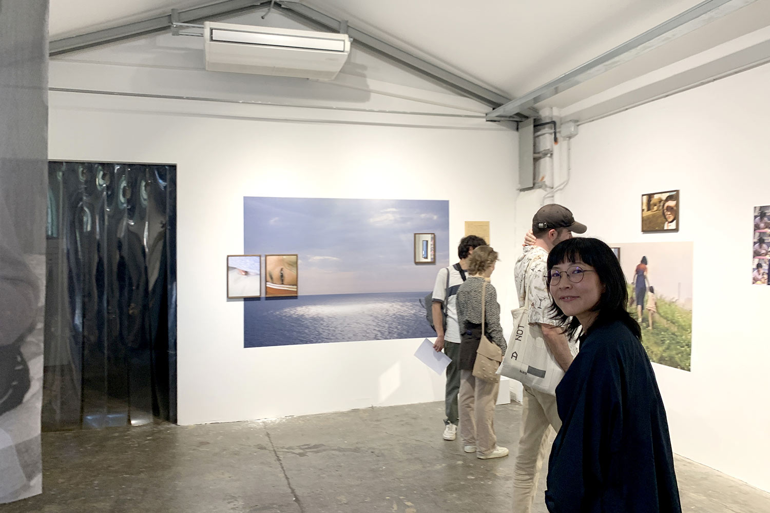 La fotografa giapponese Sayuri Ichida durante l'inaugurazione della mostra Sayuri Ichida: Fumiko, al PhMuseum Lab di Bologna