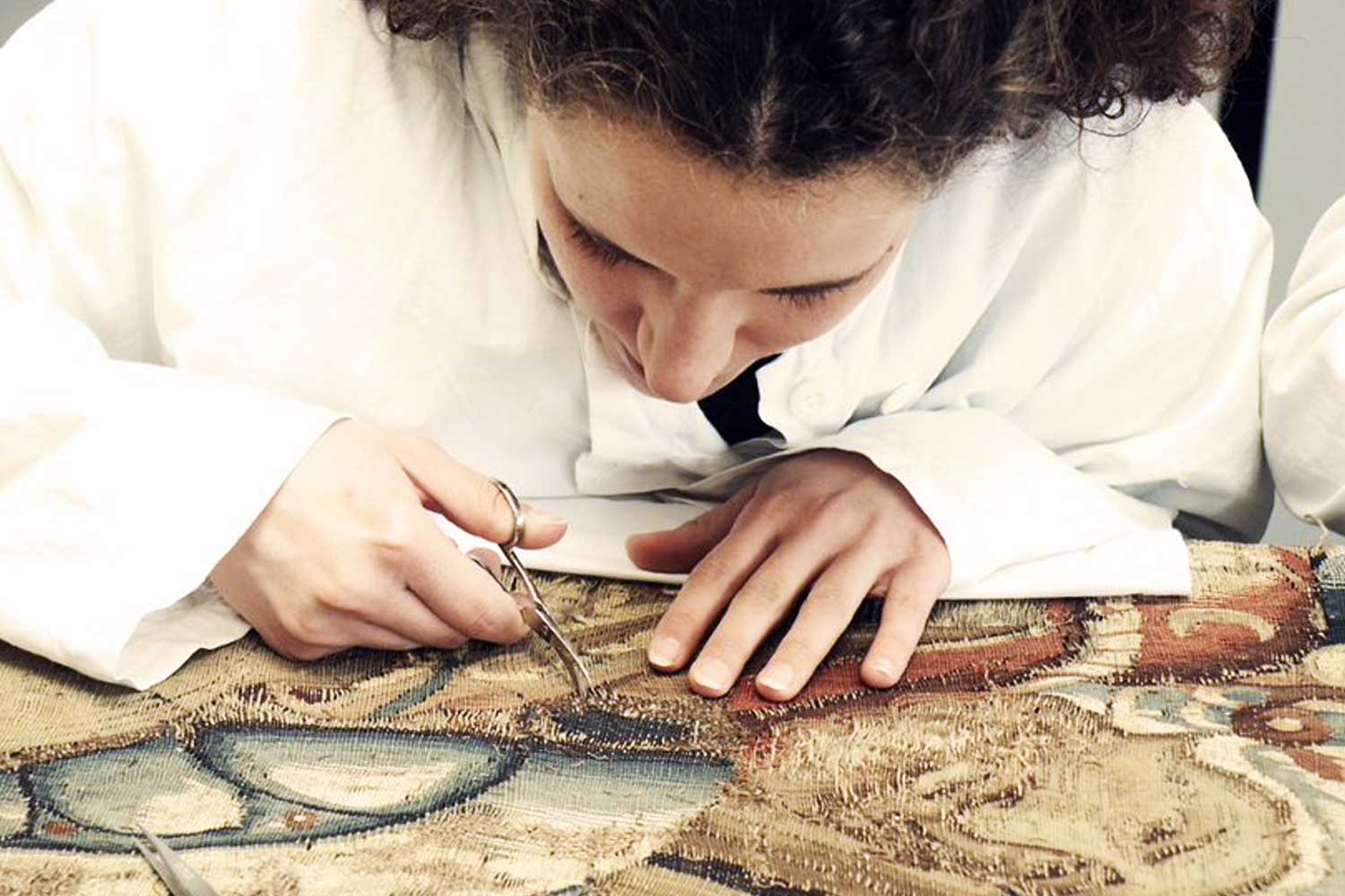 Una restauratrice all’opera