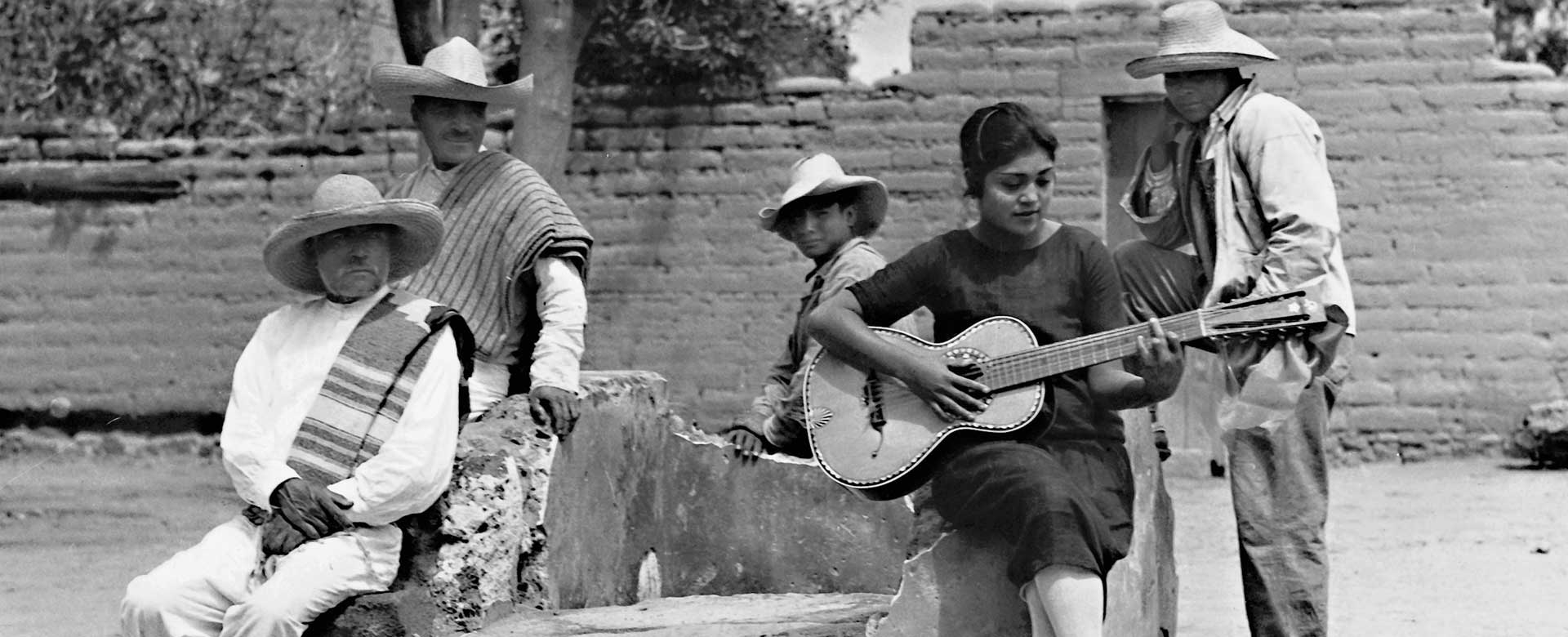 Tina Modotti. Concha Michel suona la chitarra, Messico (1928)