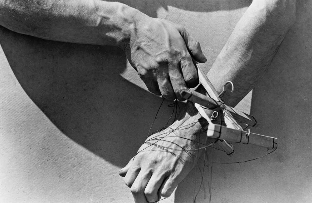 Tina Modotti. Le mani del marionettista, Messico (1929) © Tina Modotti