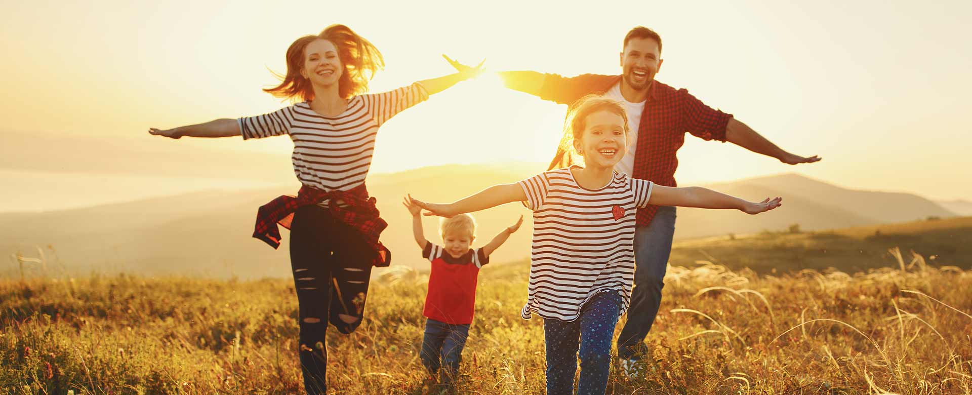 Famiglia che corre su un prato