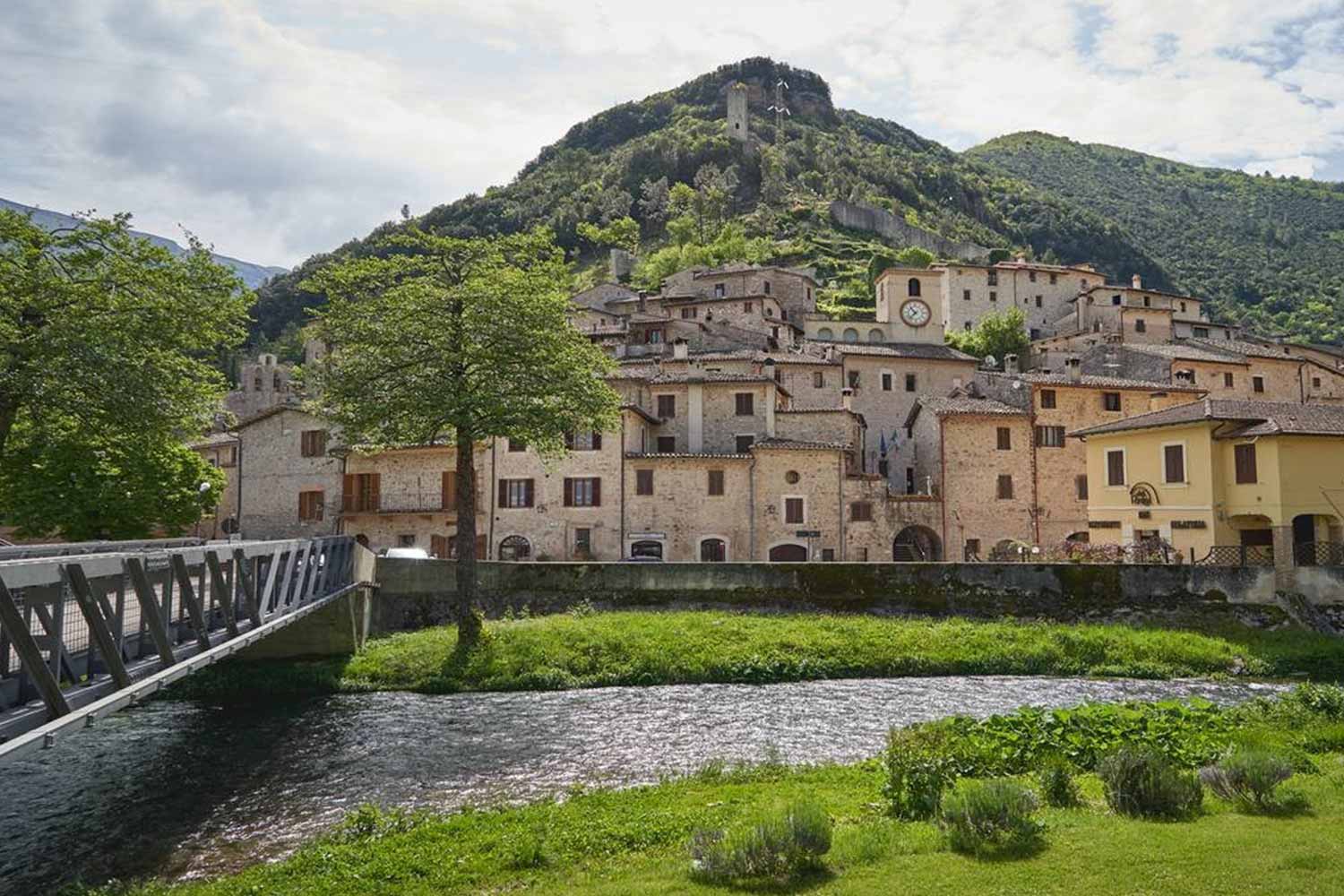 Il ponte di Scheggino che collega la piazza principale al borgo antico