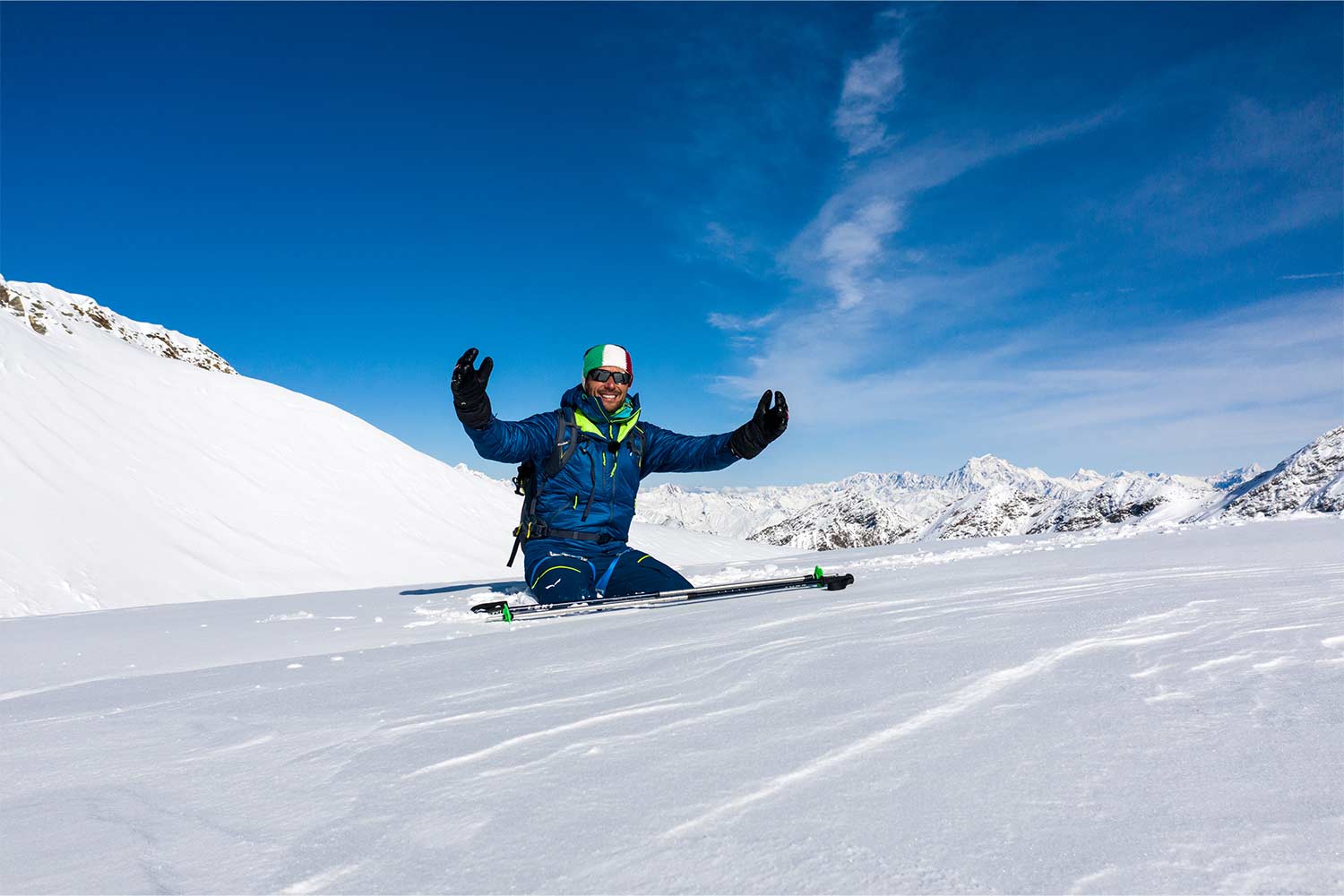 Massimiliano Ossini durante un'escursione in montagna