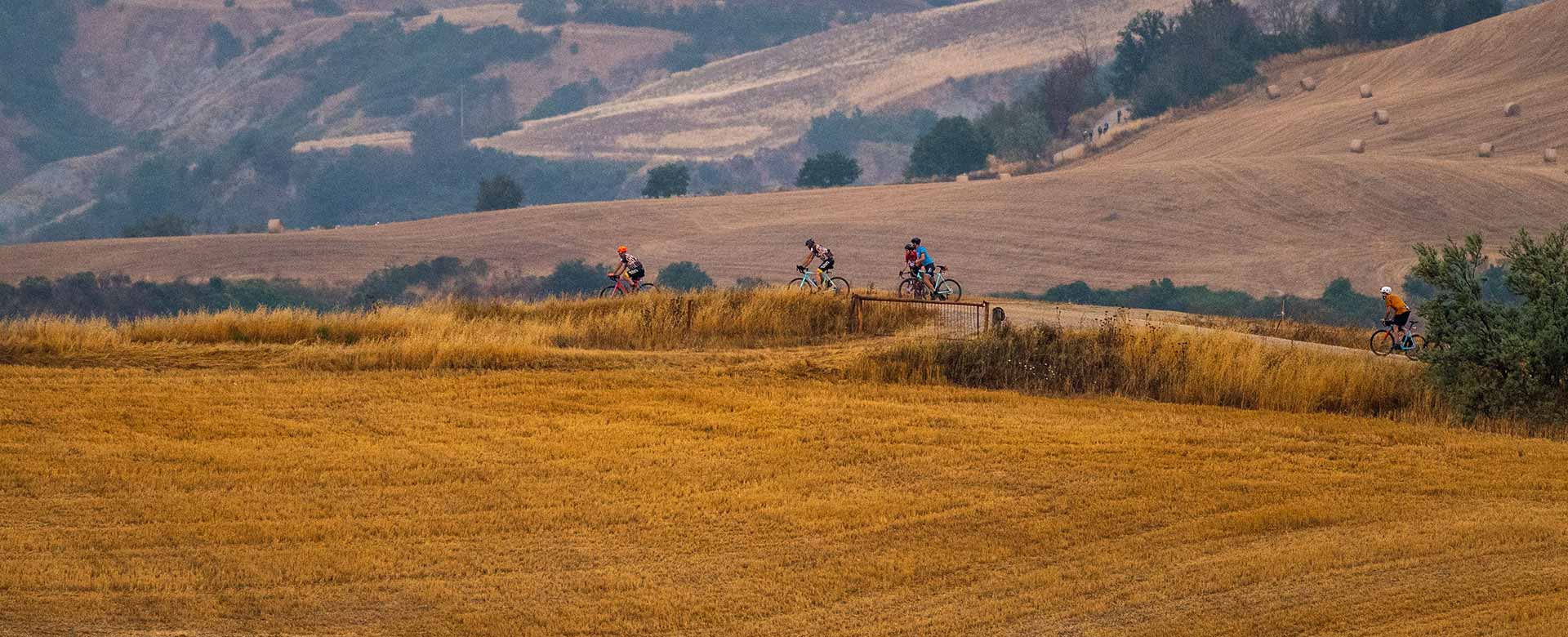 I partecipanti di Nova Eroica 2021 nei colori della Val d'Orcia e della Val d'Arbia (SI)