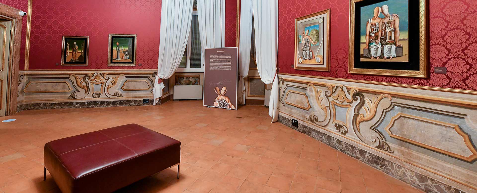 Una sala espositiva a Palazzo Dosi Delfini