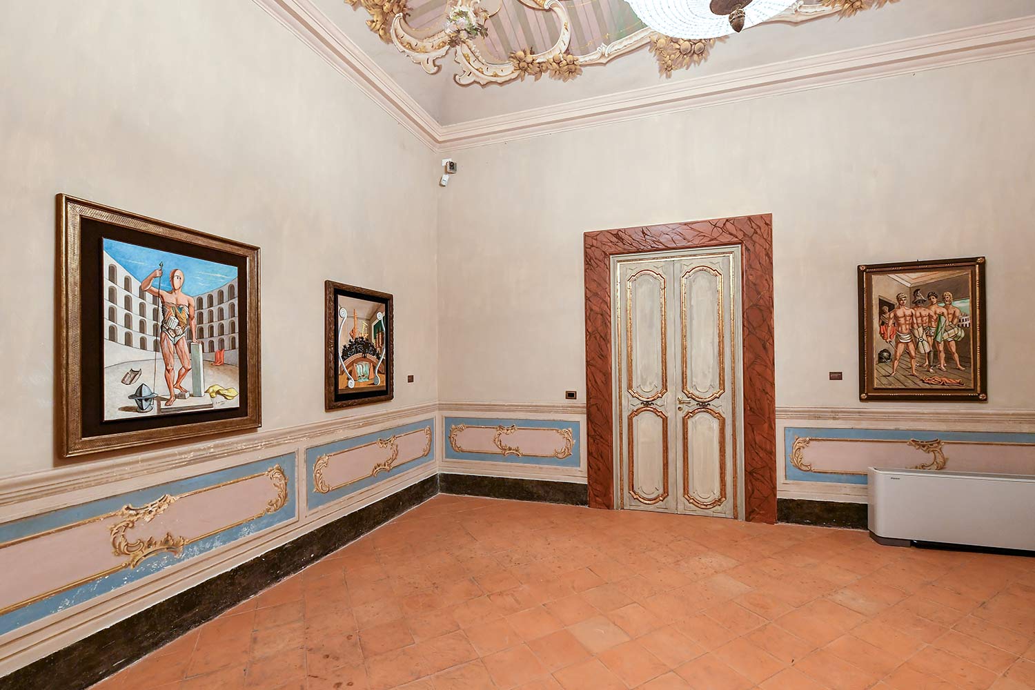 Una sala espositiva a Palazzo Dosi Delfini