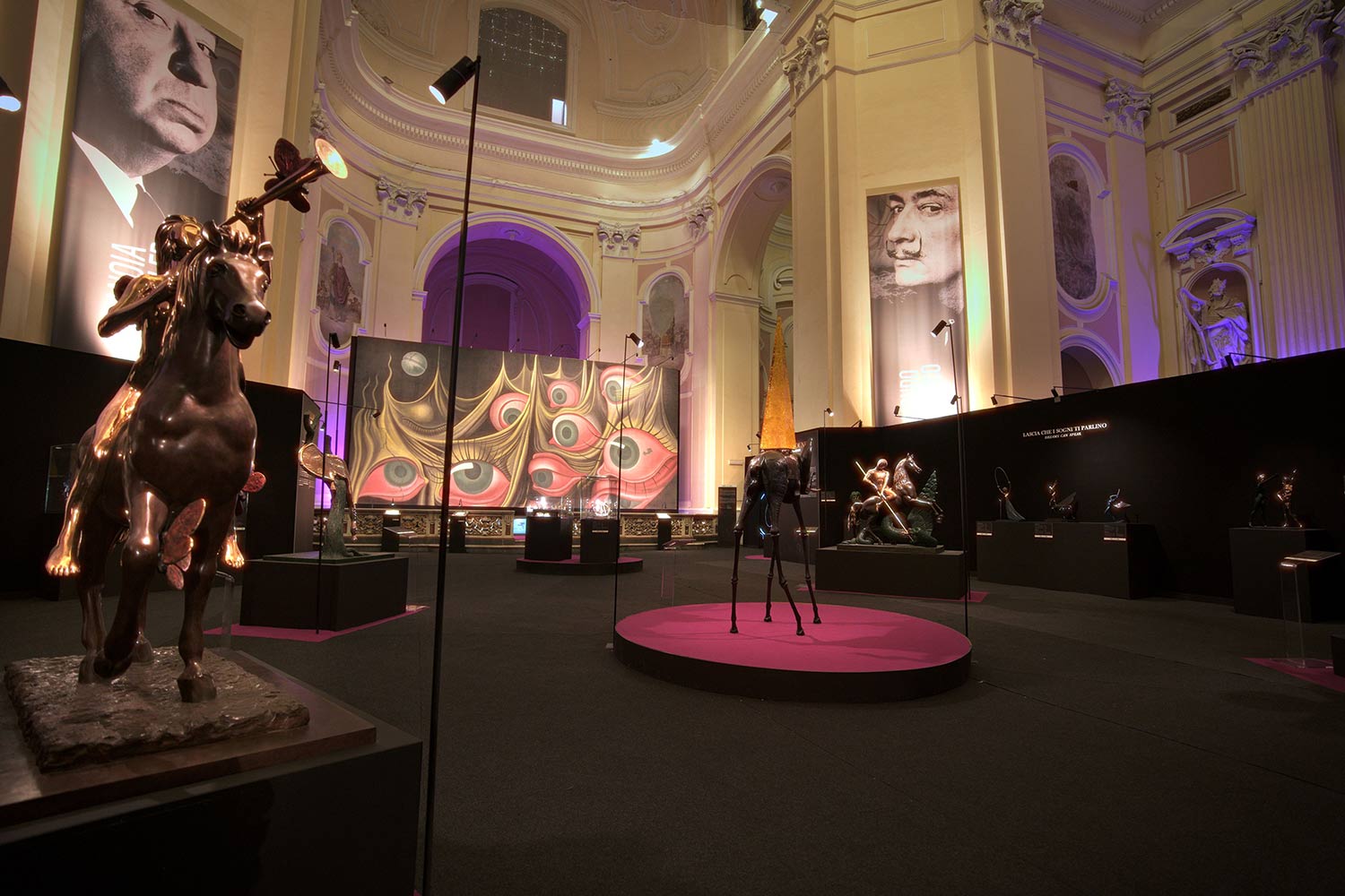 Allestimento della mostra Spellbound: Scenografia di un Sogno con opere di Dalì e Hitchcock