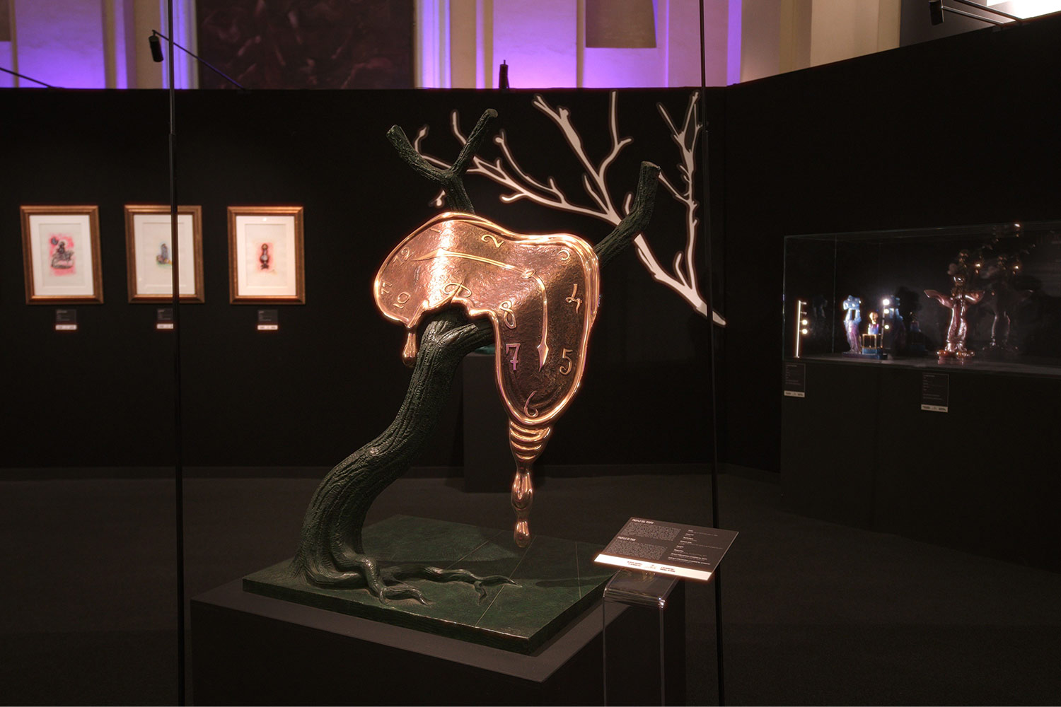 L'orologio molle in oro, iconica opera di Salvador Dalì esposta nella mostra Spellbound: Scenografia di un sogno