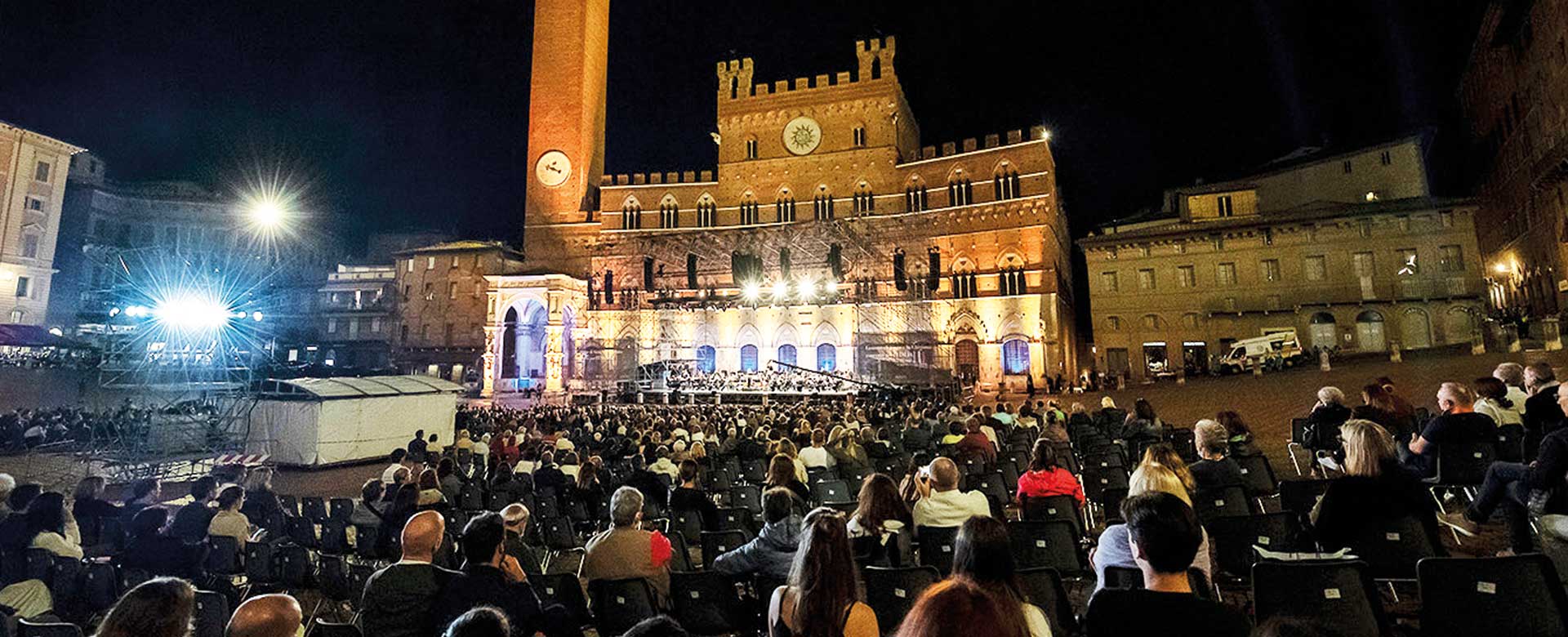 Un concerto in piazza del Campo a Siena