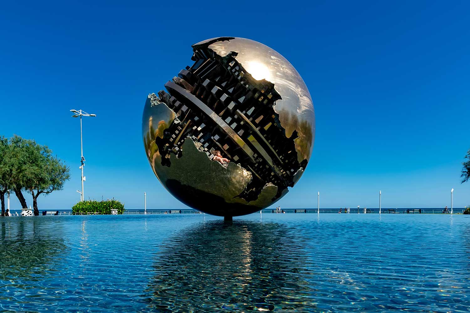 La Sfera Grande di Arnaldo Pomodoro