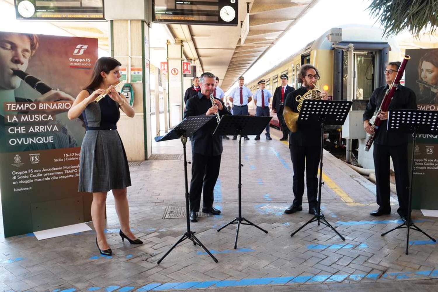Musicisti dell'Accademia di Santa Cecilia alla stazione di Palermo