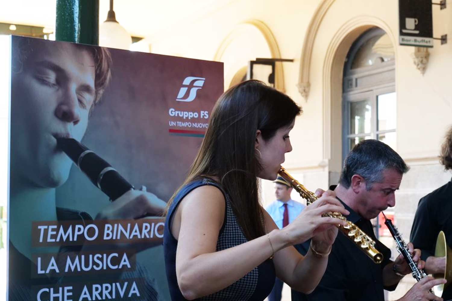 Musicisti dell'Accademia di Santa Cecilia alla stazione di Taormina