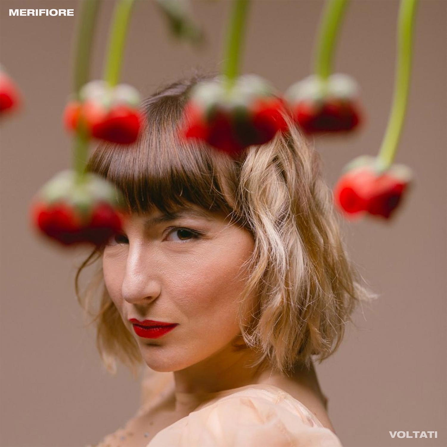 La cantautrice Merifiore nella copertina del singolo Voltati