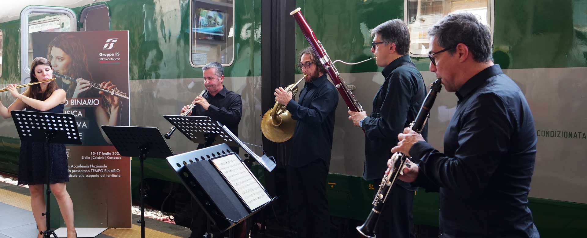 Musicisti dell'Accademia di Santa Cecilia nella stazione di Salerno