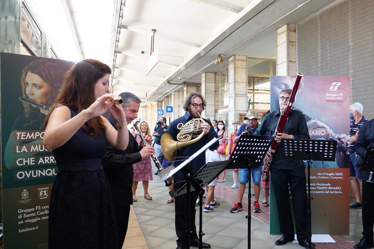 Musicisti dell'Accademia di Santa Cecilia alla stazione di Lamezia Terme