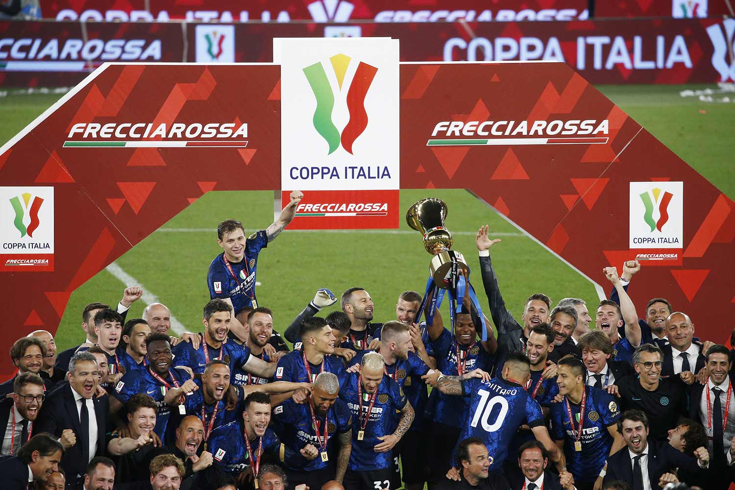 L'Inter alza al cielo la Coppa Italia Frecciarossa 2021/2022