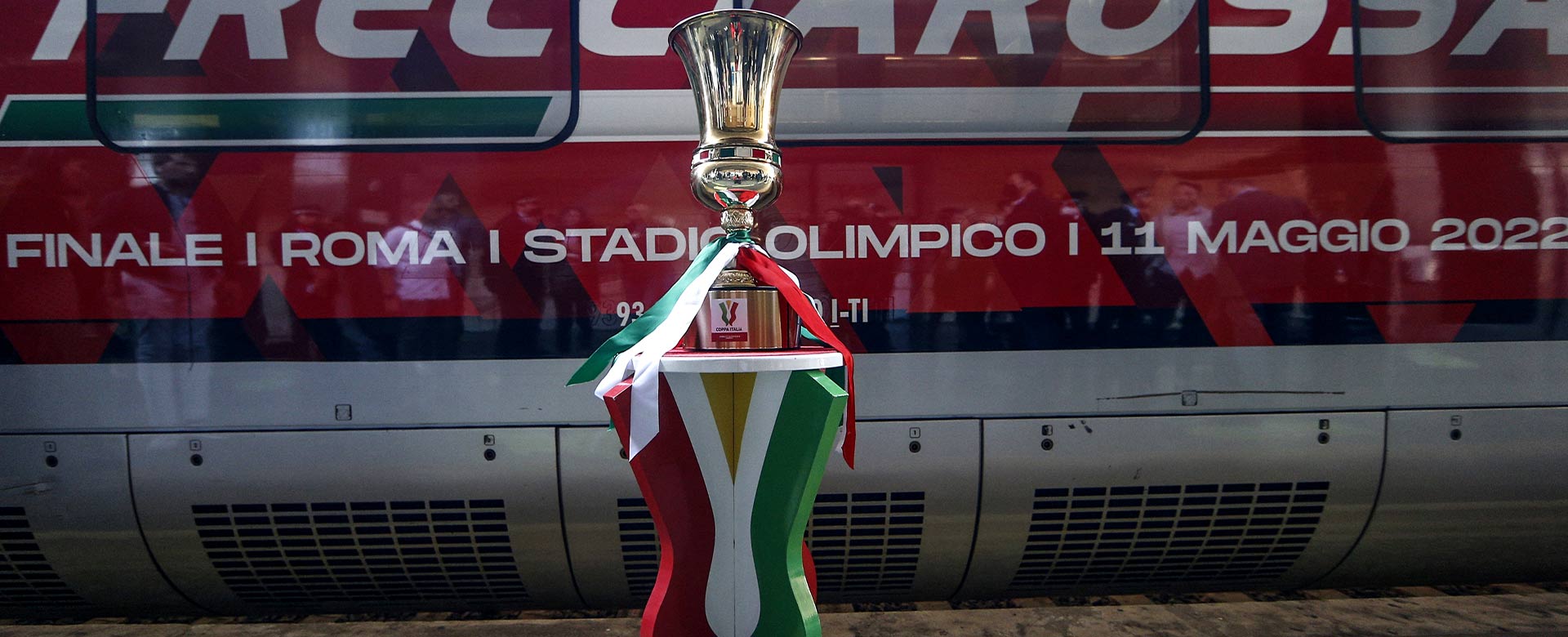 Il trofeo della Coppa Italia Frecciarossa in occasione della presentazione della finale 2022 alla stazione di Roma Termini 