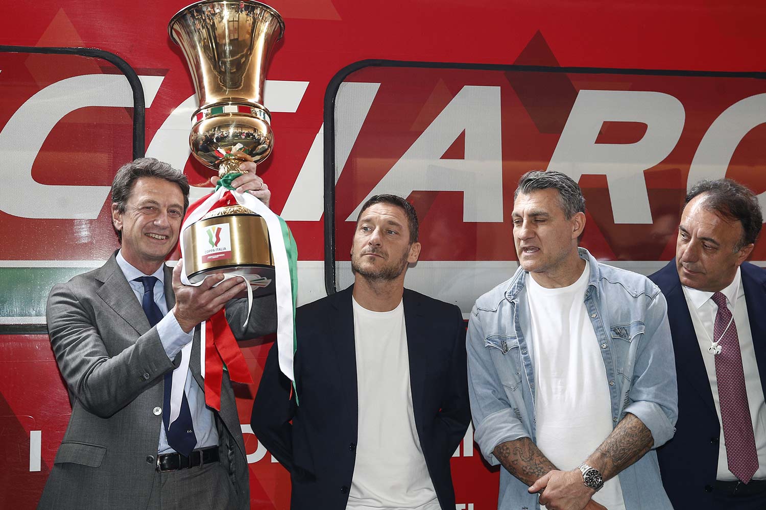Luigi Corradi, Francesco Totti, Christian Vieri e Pietro Diamantini in occasione della presentazione della finale di Coppa Italia Frecciarossa 2022 alla stazione di Roma Termini