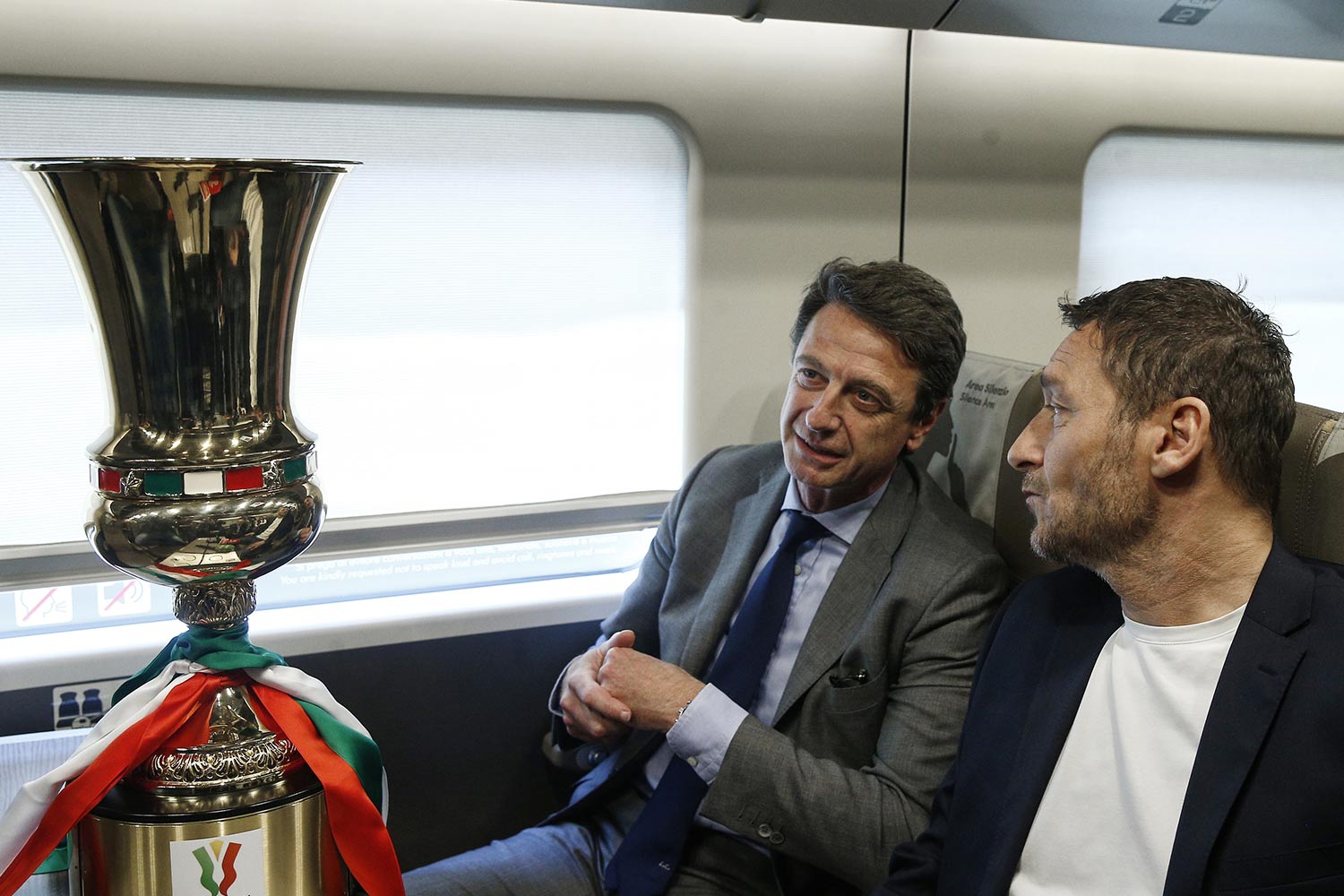 Luigi Corradi e Francesco Totti a bordo del treno Frecciarossa in occasione della presentazione della finale di Coppa Italia Frecciarossa 2022 alla stazione di Roma Termini