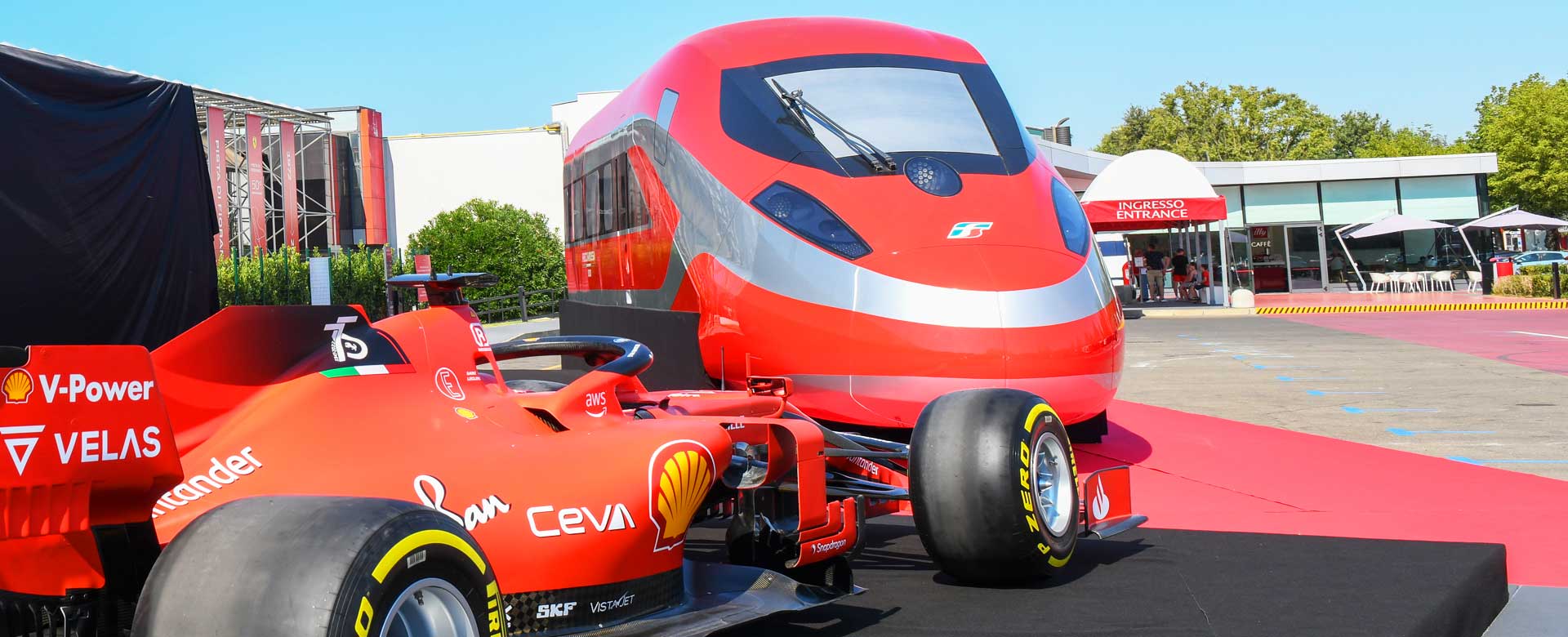 Il Frecciarossa 1000 di Trenitalia di fronte alla monoposto Ferrari F1-75 durante la presentazione al Museo Ferrari di Maranello della partnership tra Frecciarossa e Scuderia Ferrari