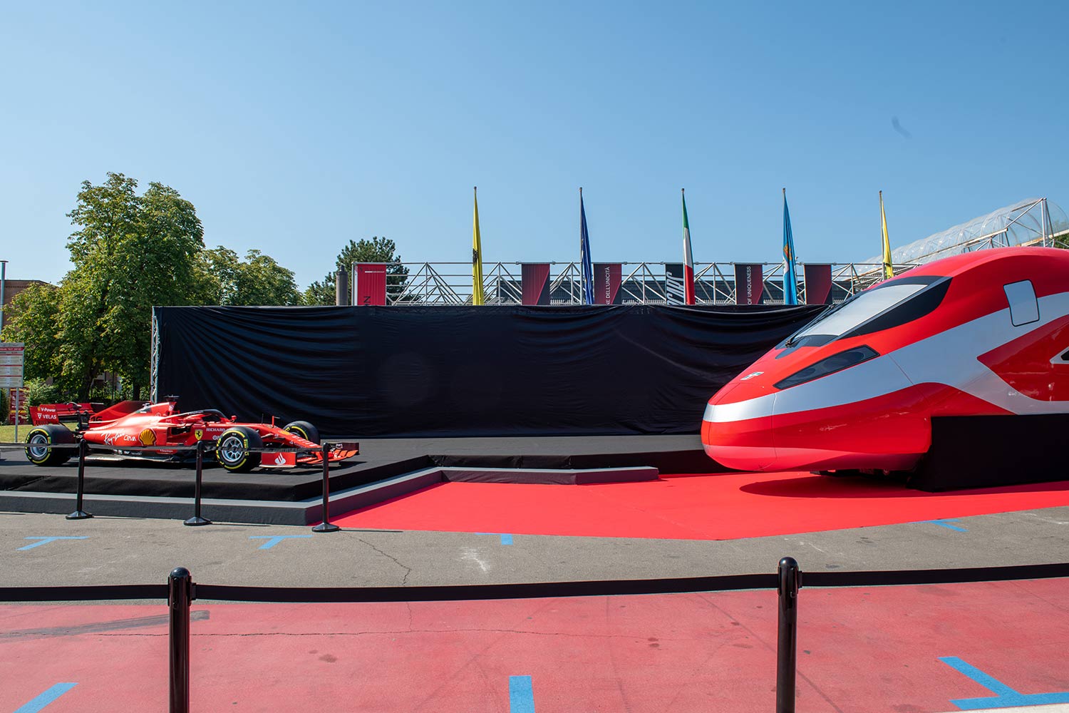 Il Frecciarossa 1000 di Trenitalia di fronte alla monoposto Ferrari F1-75 durante la presentazione al Museo Ferrari di Maranello della partnership tra Frecciarossa e Scuderia Ferrari