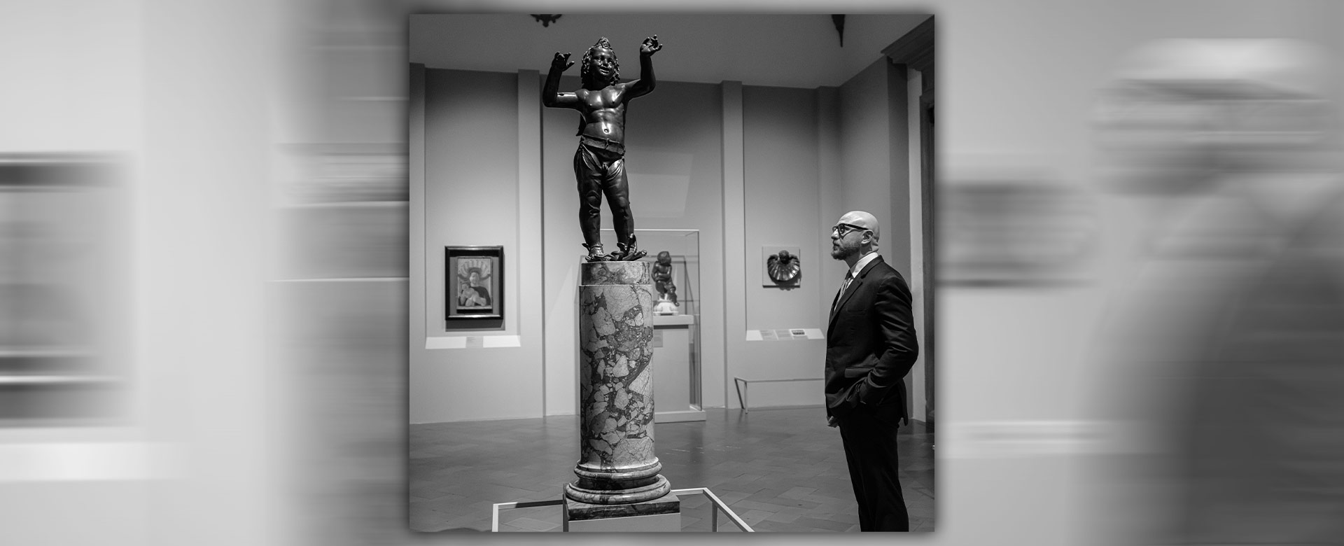 Arturo Galansino di fronte ad Amore-Attis di Donatello, in mostra a Palazzo Strozzi